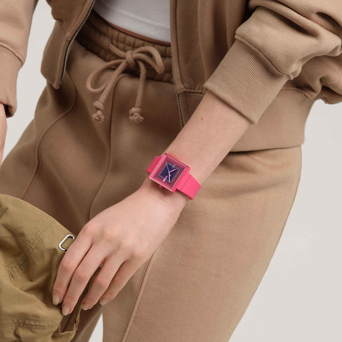 V2HD919446BD9B495E18F209DE5EA56D4B9R7659930P4