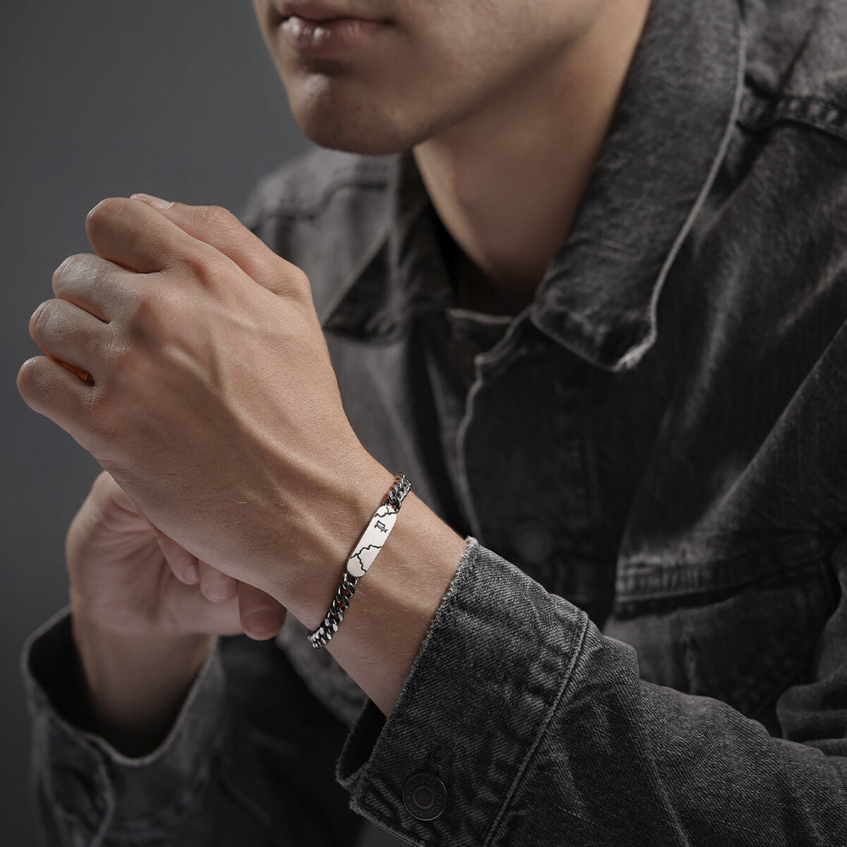 V4H6B13281A9733E6479F54EF565D0FBEDCR7018303P4