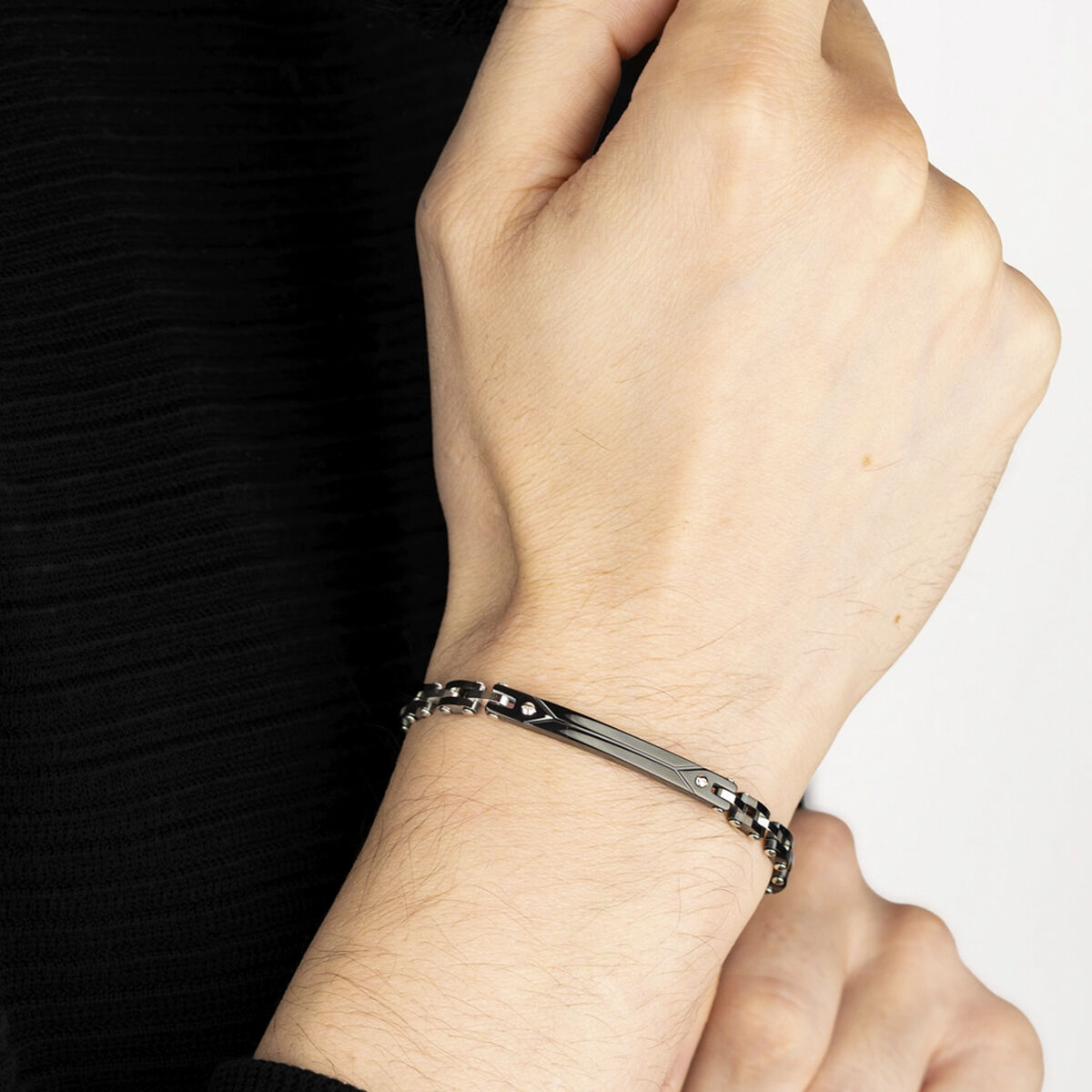 V2HE4EBAFD4B2CA60A0B17CA48A10D46E3ER7724865P2